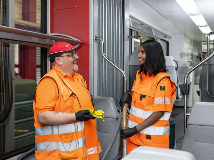 Reinigungsmitarbeiter:in